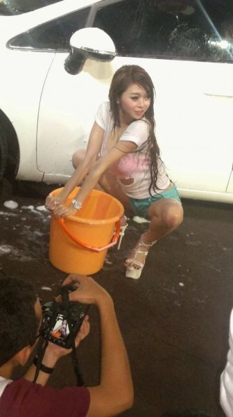 wanita telanjang