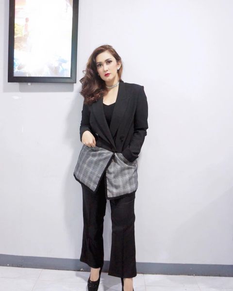 nafa urbach suami
