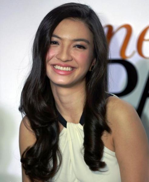 model rambut keriting