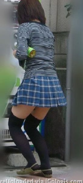 cewek pake rok mini