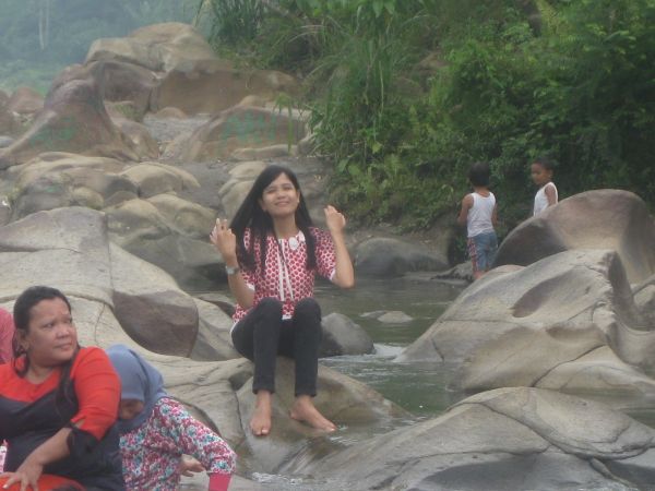mandi sungai spy