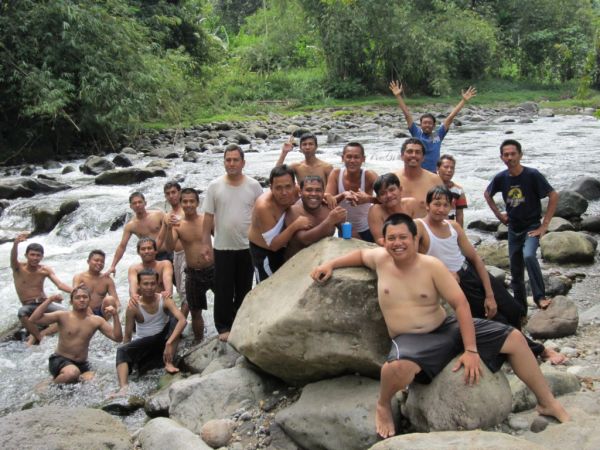 di pinggir sungai
