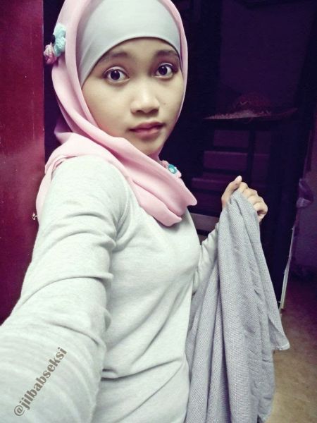 gadis berjilbab telanjang