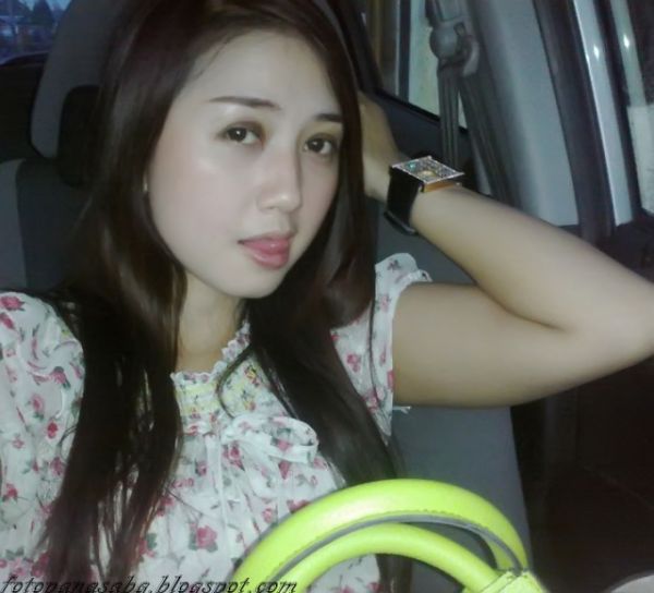 gadis cantik mandi