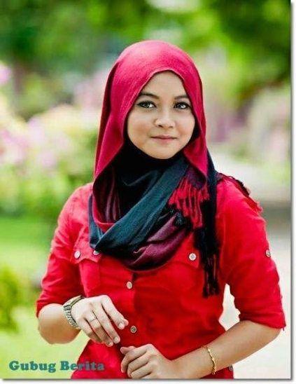 wanita cantik berhijab
