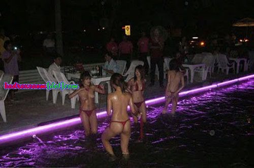 mandi bugil