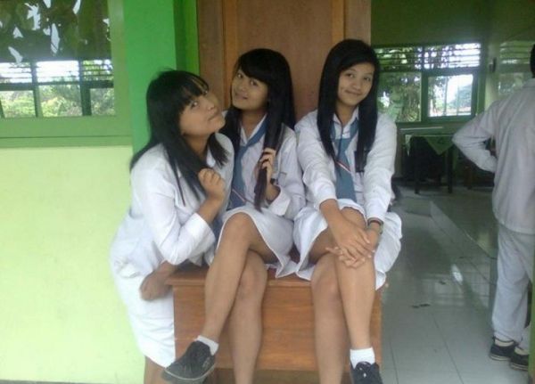 sepatu sekolah