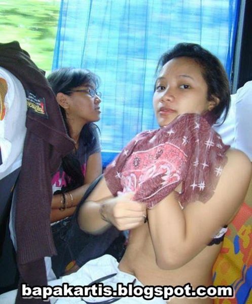 kartika putri ganti baju