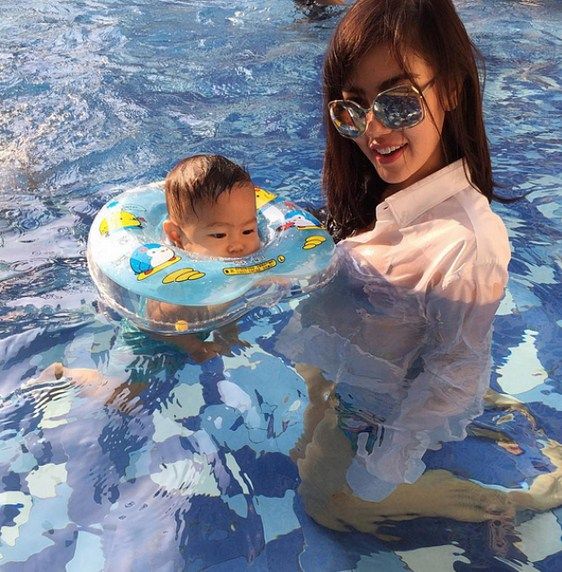 artis pakai baju transparan pentil