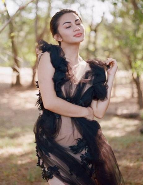 artis pakai baju transparan