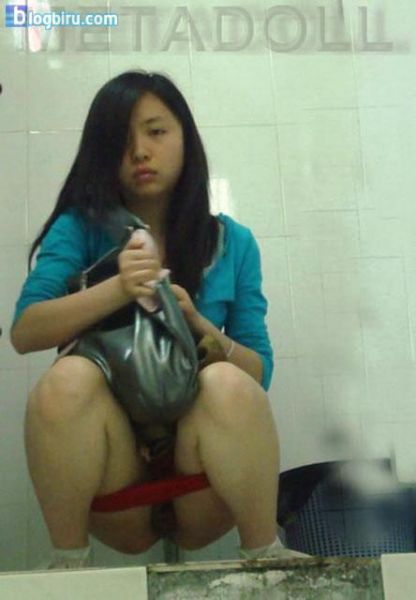 cewek sedang pipis