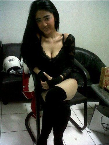 foto dewi persik kemben melorot