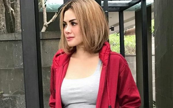 nikita mirzani tanpa bra
