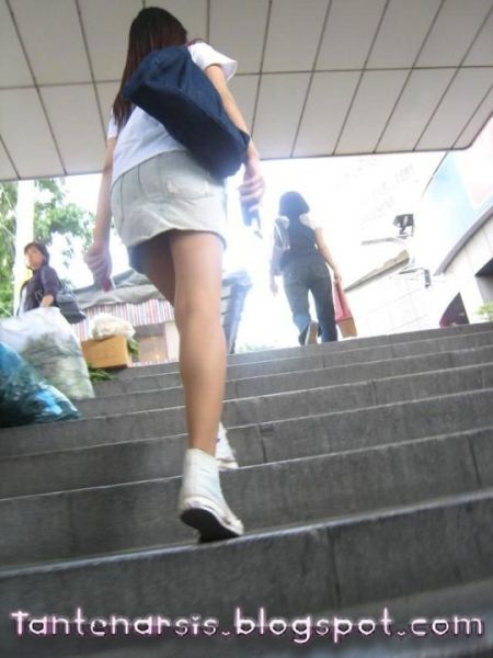 cewek pake rok mini