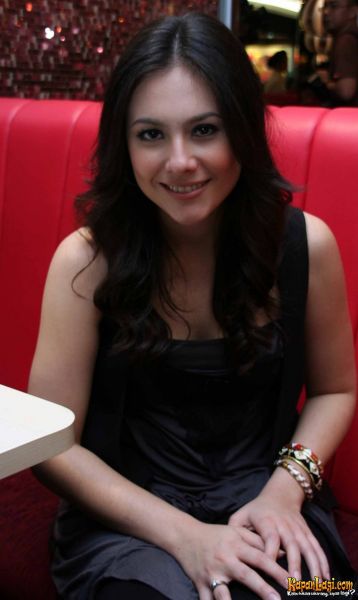 wulan guritno melahir kan