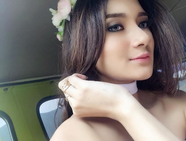 artis telanjang bulat