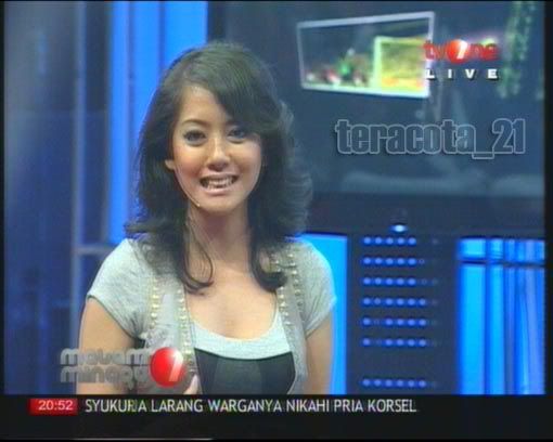 news anchor flashes
