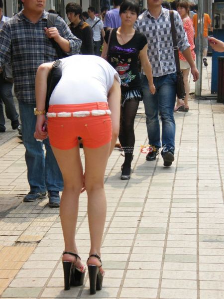 cewek pakai rok mini