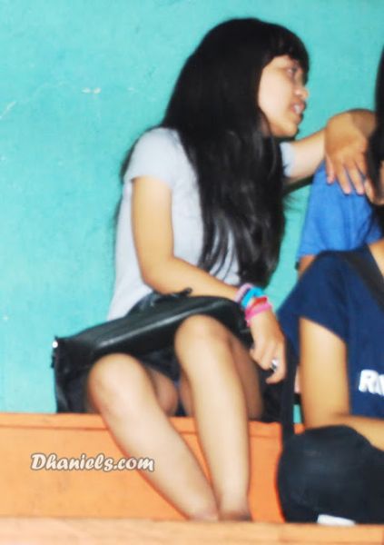 cewek pake rok mini