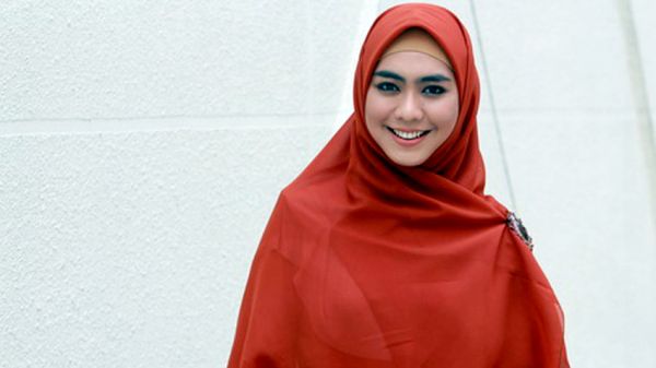 oki setiana dewi berhijab tidak