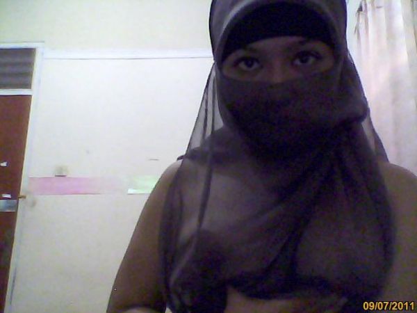 cewek jilbab ngemut kontol