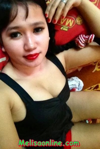 aksi wanita muda