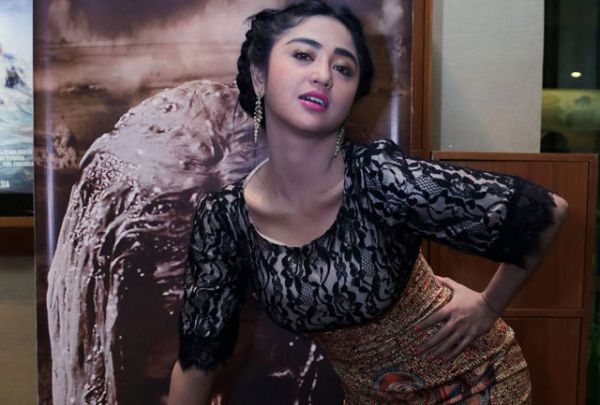 dewi persik ganti baju