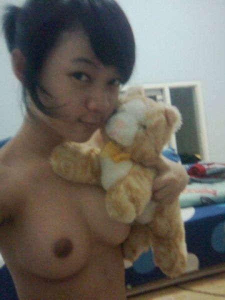 gadis bugil