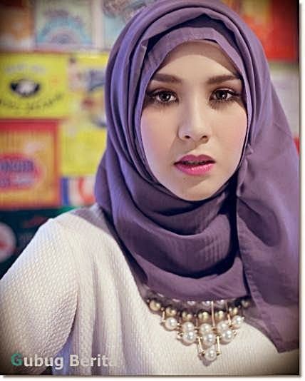 gambar wanita di pantai melamun