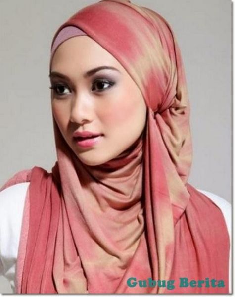 gambar wanita berhijab sedih