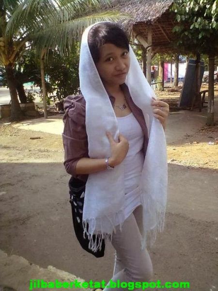 cewek jilbab bugil nyepong