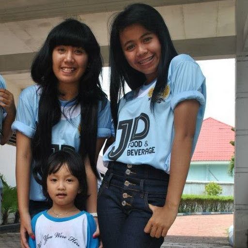 perawat memeriksa pasien