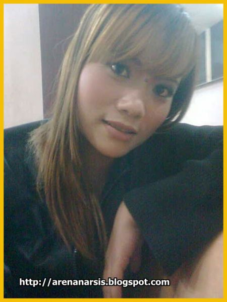 cewek bugil pamer memek basah