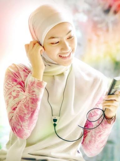 wanita polos ber jilbab