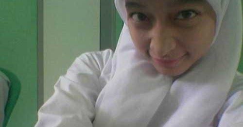 wanita cantik ber jilbab