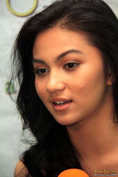 gadis telanjang