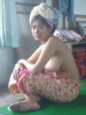 gadis bugil