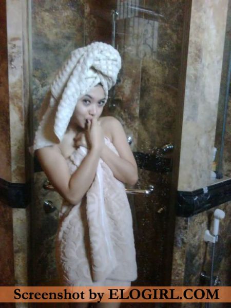 gambar artis buka baju