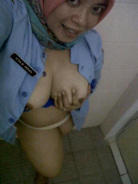 gadis bugil pamer memek