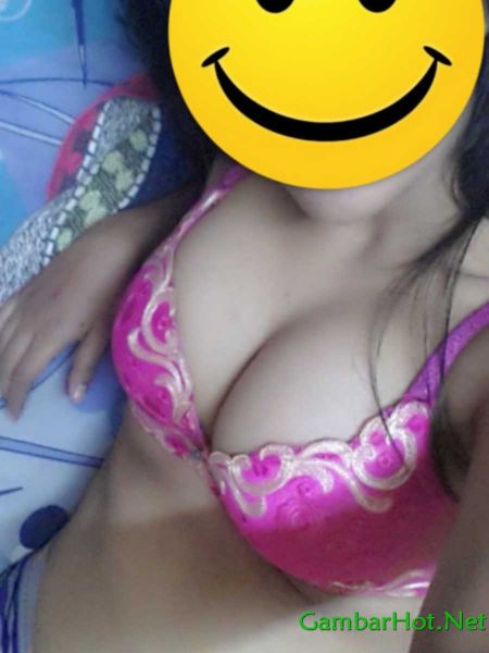 model panas pamer memek