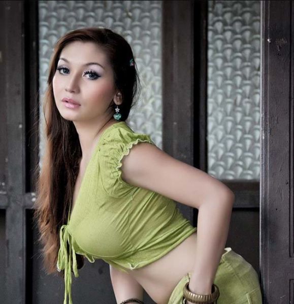 gadis bugil