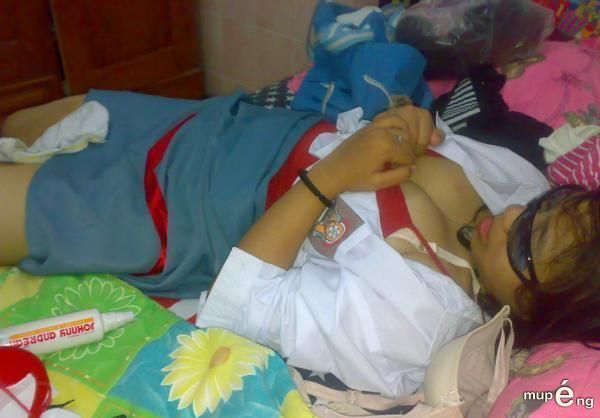 syahrini buka baju