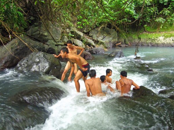 cewek mandi di sungai