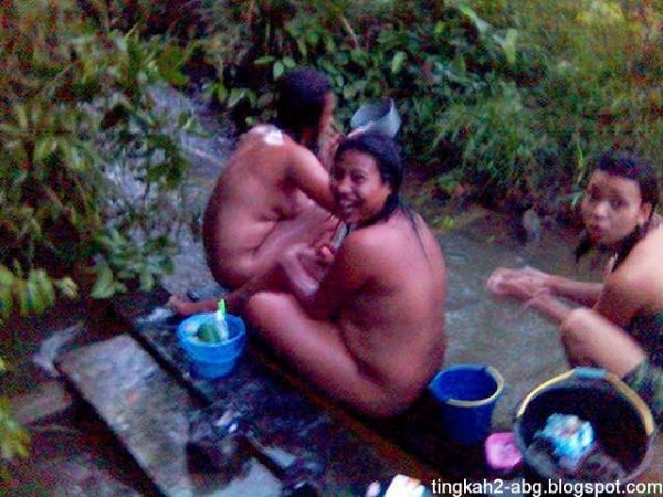 smp bugil mandi di sungai