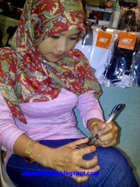 perempuan melayu baju ketat