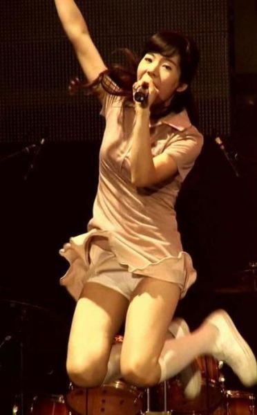 artis yang kelihatan puting susu