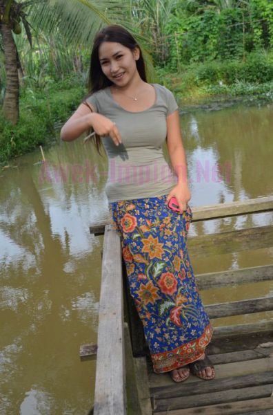 gadis melayu pakai seluar ketat