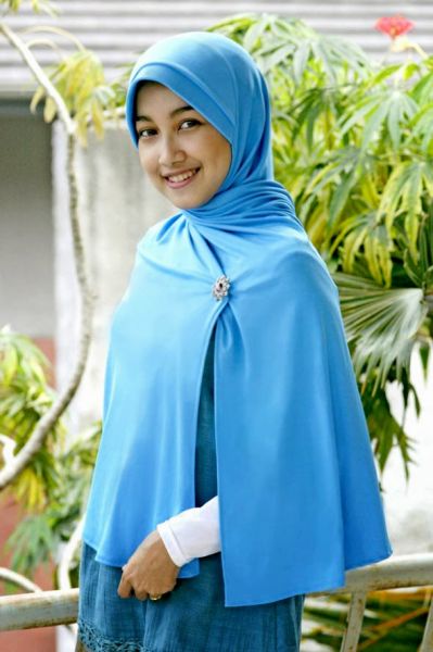 wanita cantik ber jilbab