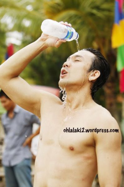 om om berbadan kekar