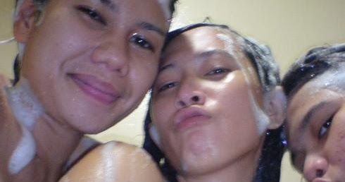 mesra cowok mandi bareng